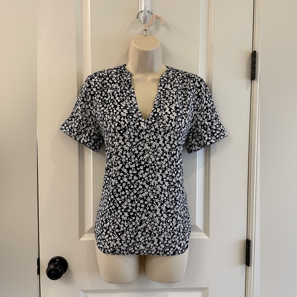 J. Crew Re-Imagined Women’s Ditsy Floral V-Neck Flutter Sleeve Top Size XS - Picture 2 of 14